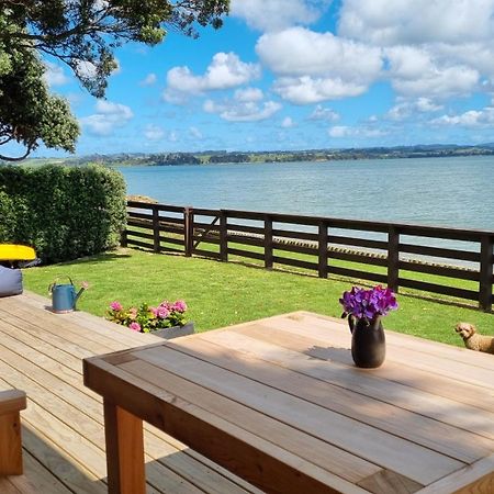 Red Rock Cottage, Beachfront Luxury Clarks Beach エクステリア 写真