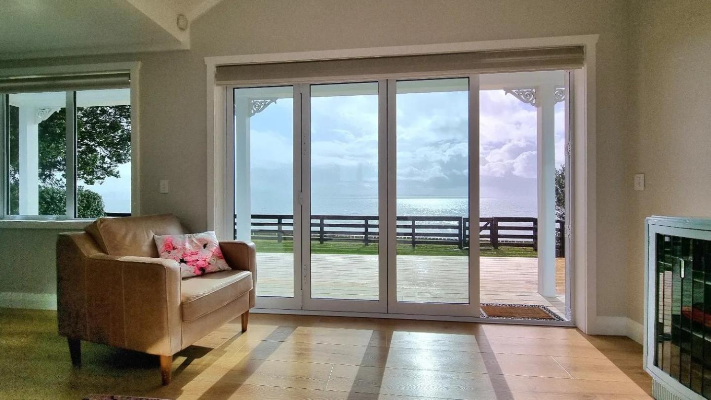 Red Rock Cottage, Beachfront Luxury Clarks Beach エクステリア 写真