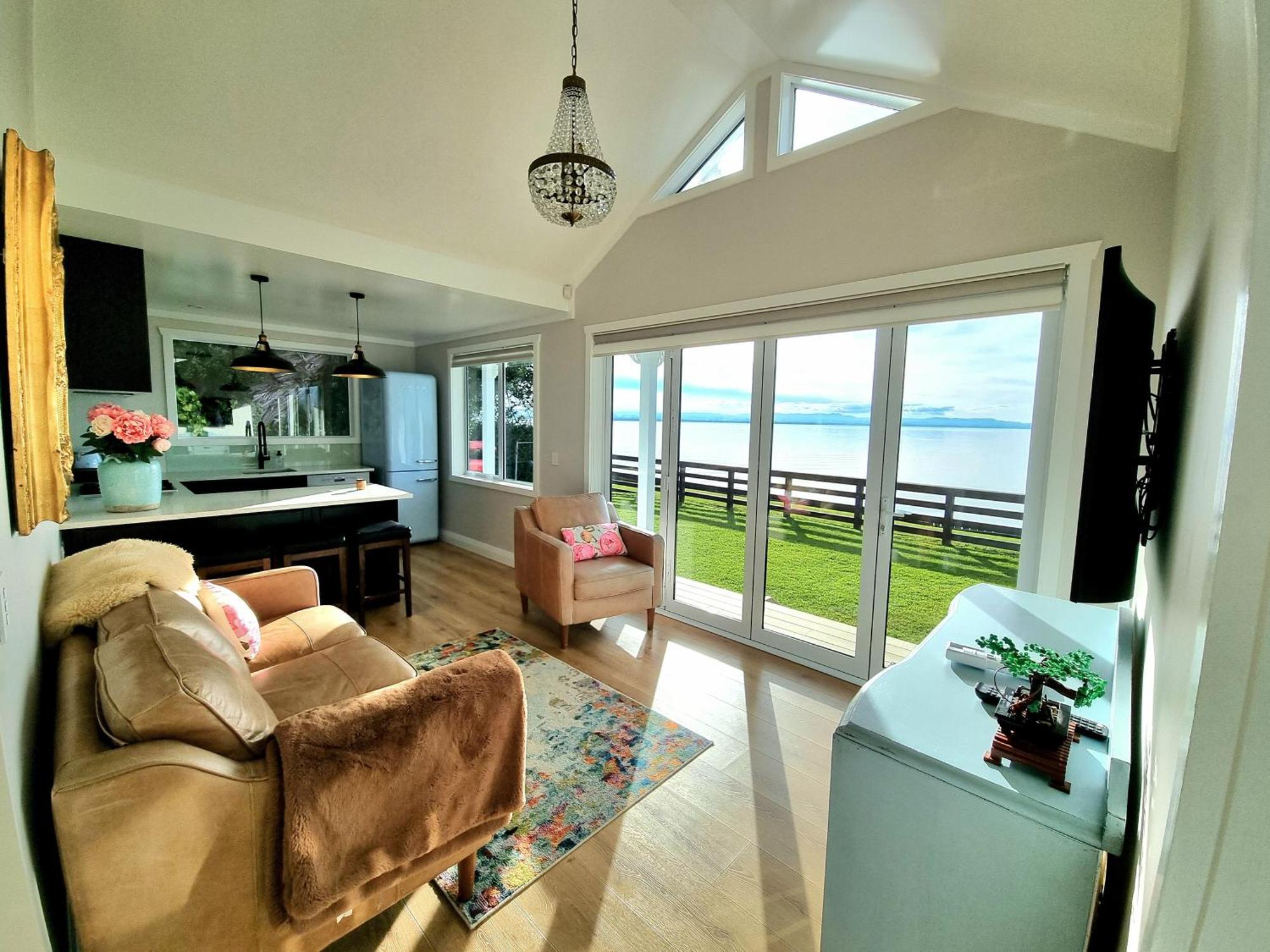 Red Rock Cottage, Beachfront Luxury Clarks Beach エクステリア 写真
