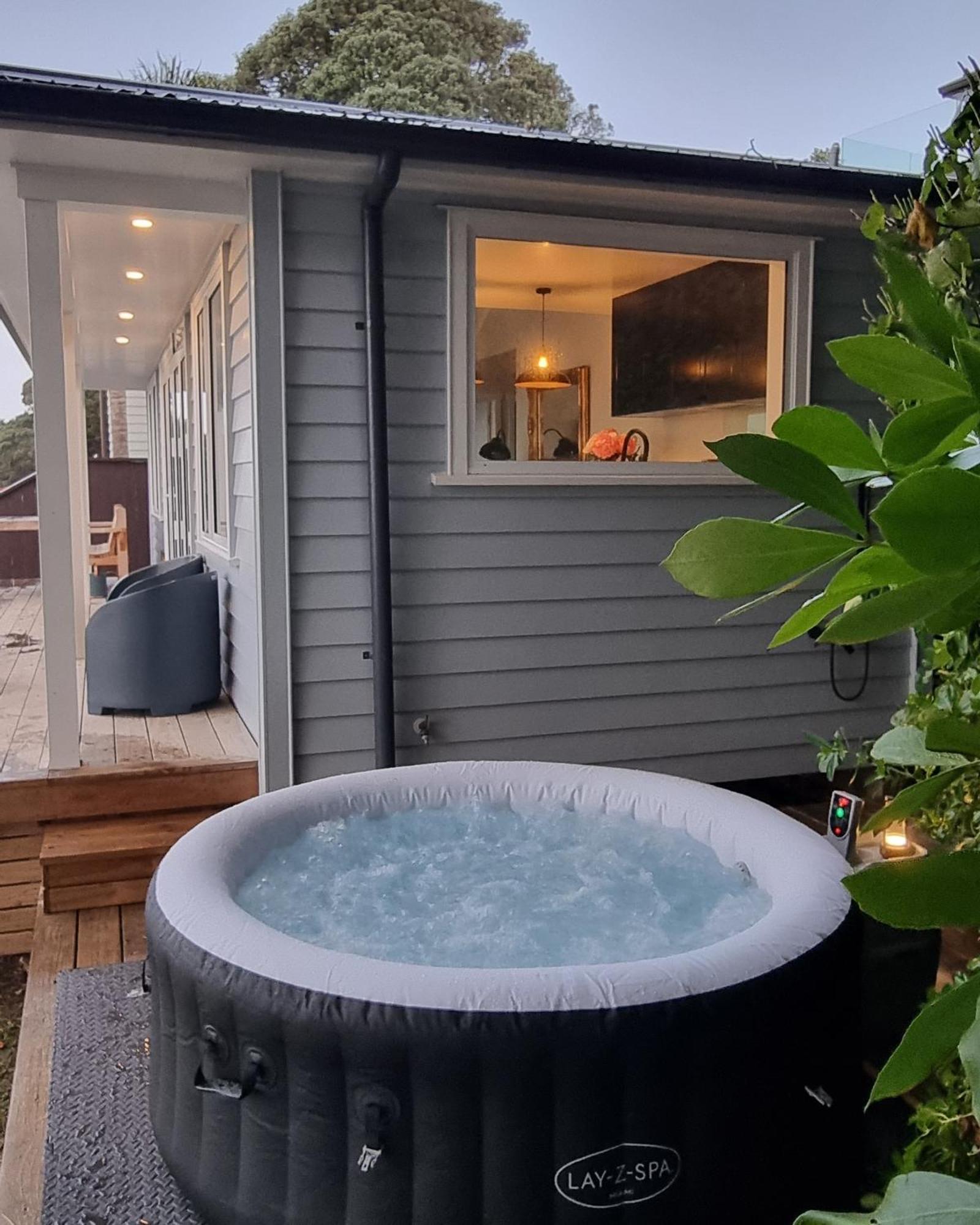 Red Rock Cottage, Beachfront Luxury Clarks Beach エクステリア 写真