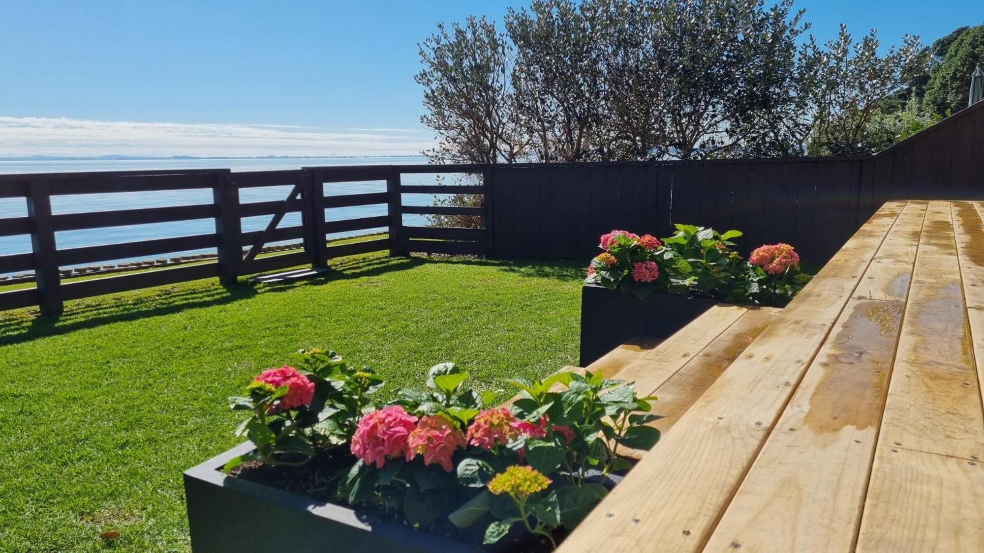 Red Rock Cottage, Beachfront Luxury Clarks Beach エクステリア 写真
