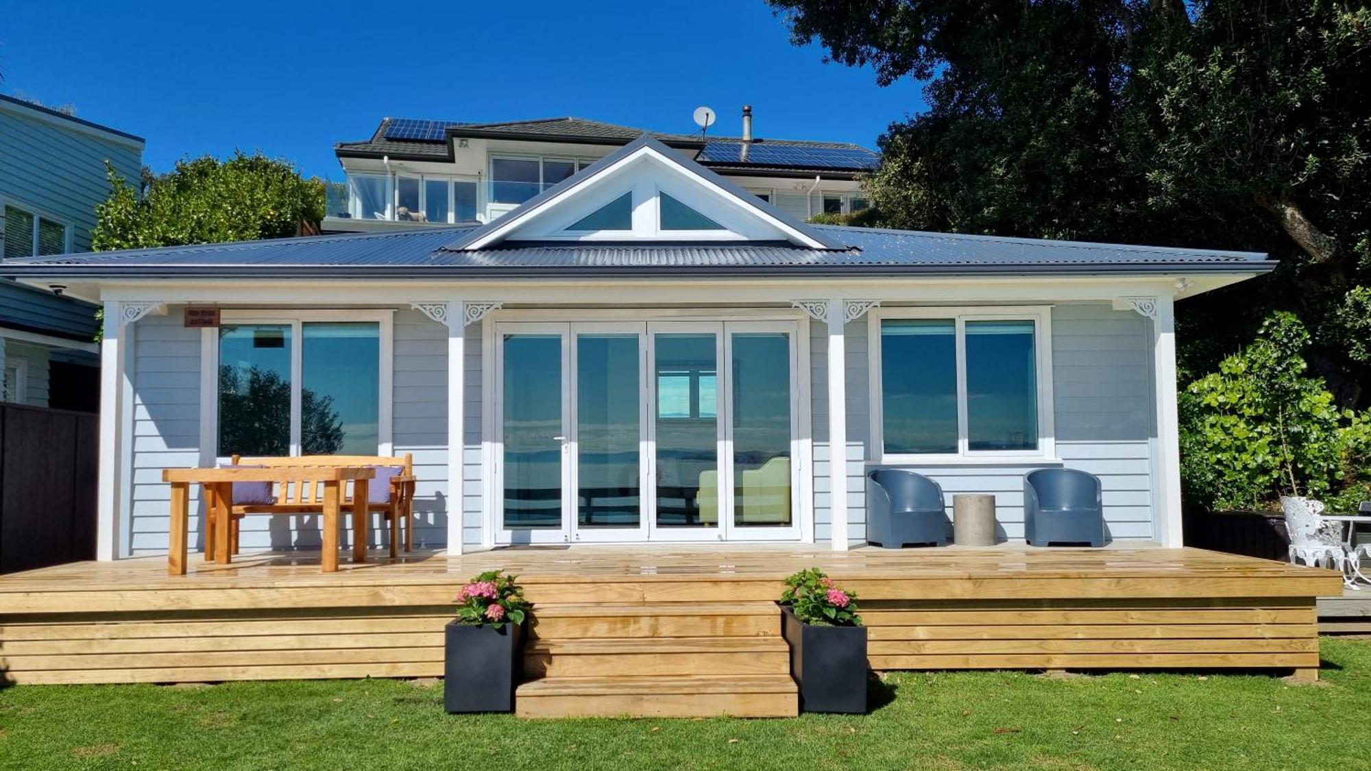 Red Rock Cottage, Beachfront Luxury Clarks Beach エクステリア 写真